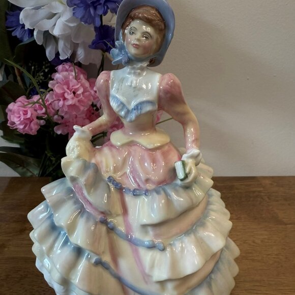 Royal Doulton Figurine Hannah HN 3369 – Hand Decorated Bone China by Nada - Picture 2 of 6